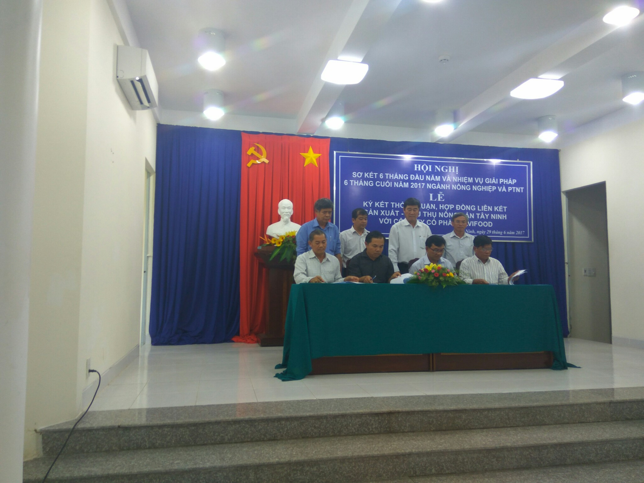 Hội nghị Sơ kết đánh giá tình hình 06 tháng đầu năm và nhiệm vụ,  giải pháp 06 tháng cuối năm 2017 của ngành Nông nghiệp và PTNT Ký kết thỏa thuận, hợp đồng liên kết sản xuất - tiêu thụ nông sản Tây Ninh với Công ty Cổ phần Lavifood